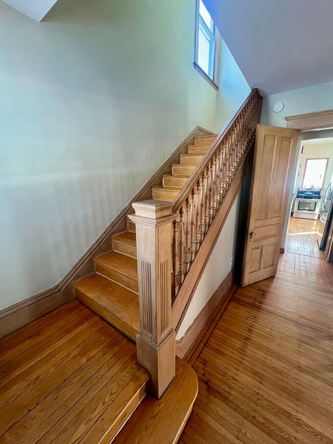 Building Photo - Fully Furnished, Large 3 Bedroom Home!