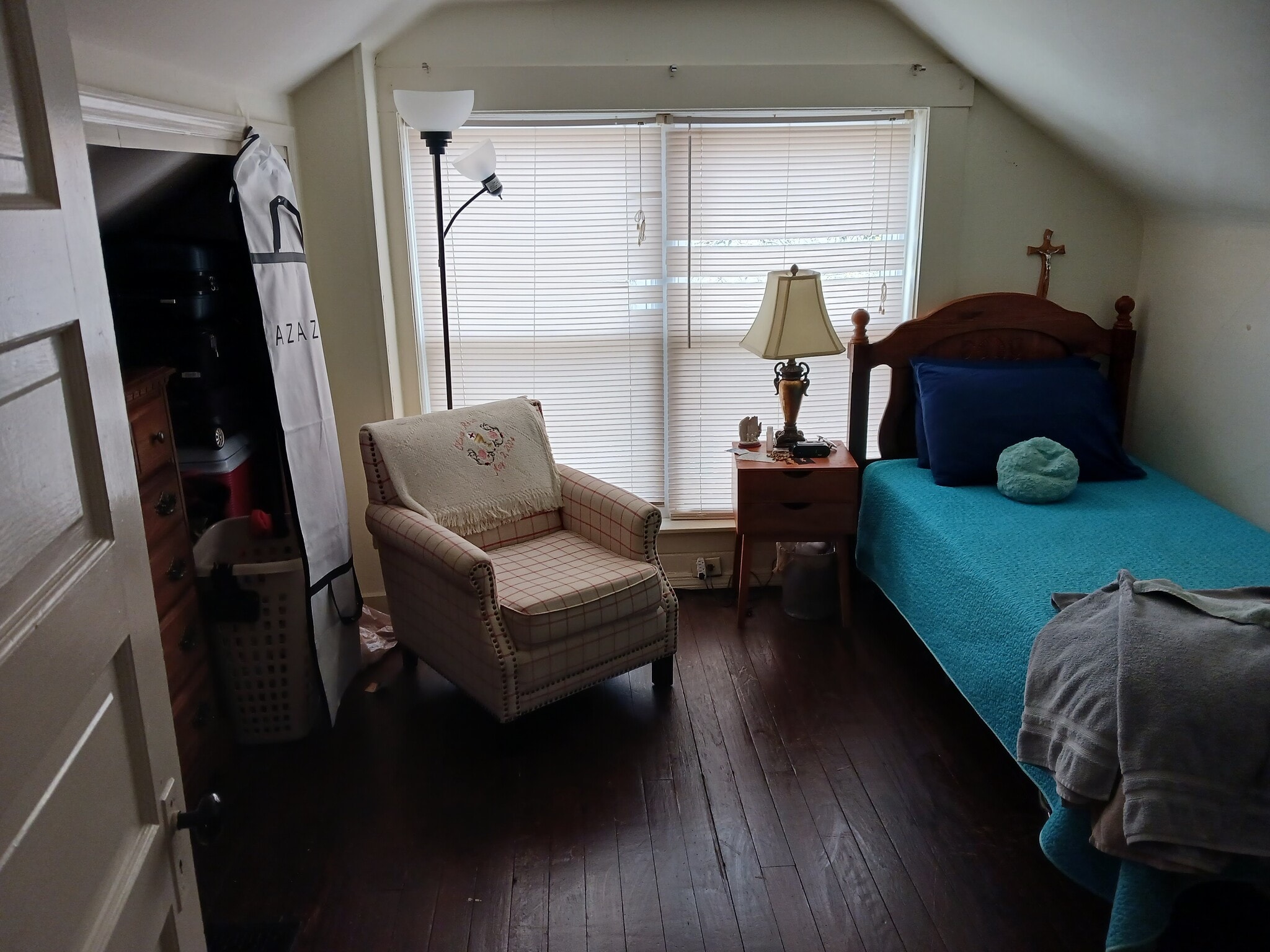 3rd Fl, Bedroom - 2461 Fairview Ave