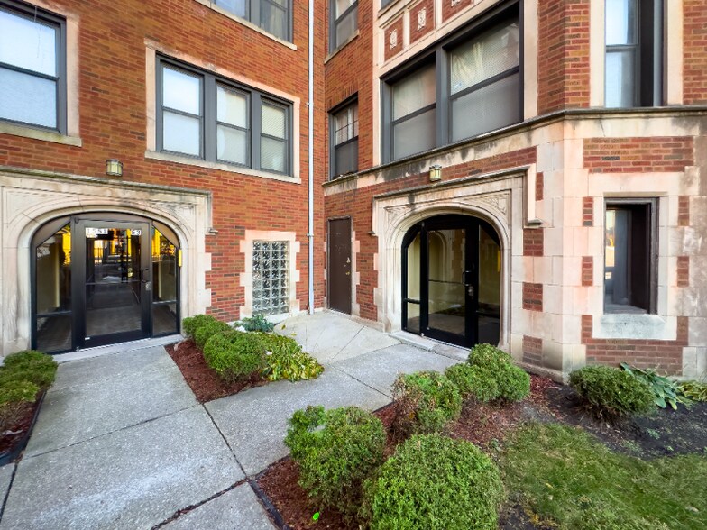 Building Photo - 1553 W 83rd St