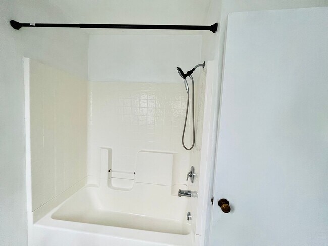 Building Photo - Twain Harte Apartment! New Paint/New Floor...