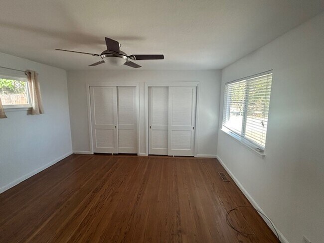 Building Photo - Simply a fabulous Hillsdale neighborhood f...