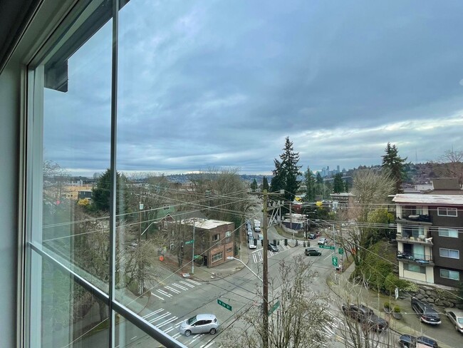 Building Photo - Remodeled 3-Bedroom Penthouse Condo with Views!