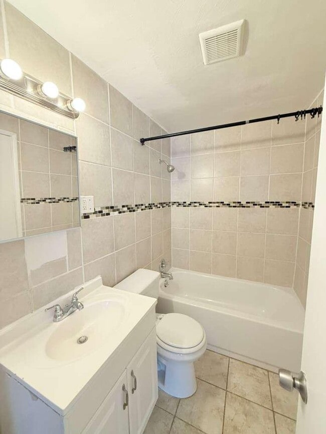 Building Photo - Beautiful UPDATED 4bd 2ba Home in Penn Hills!