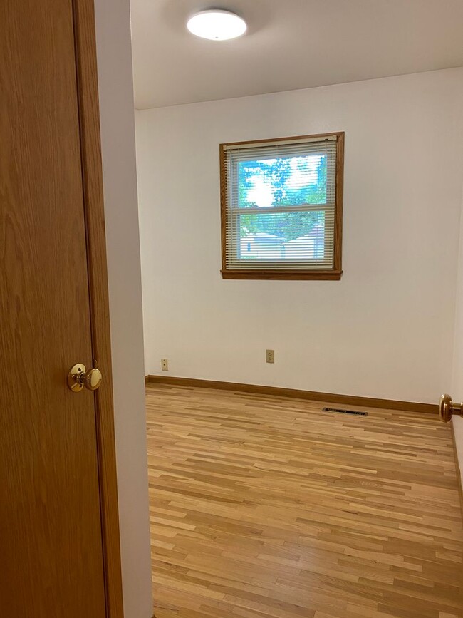 Building Photo - 3 Bed 2 Bath House Available! Near UND, Do...