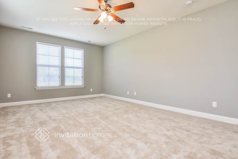 Building Photo - 42 Pearsall Farm Ln