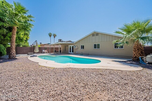 Building Photo - 4 bedroom home with private pool & solar