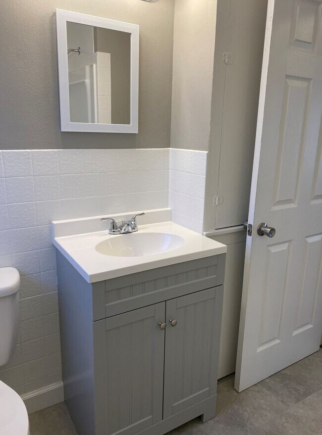 Building Photo - 2 Bed 1 Bath with Large backyard