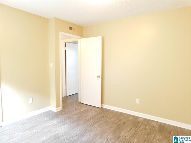 Building Photo - 1112 4th Ave W