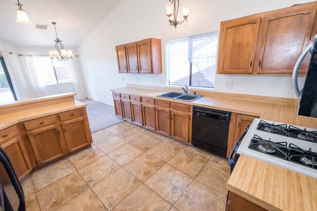 Building Photo - Beautifully Updated 2BR/2BA Home – Near Fort Huachuca