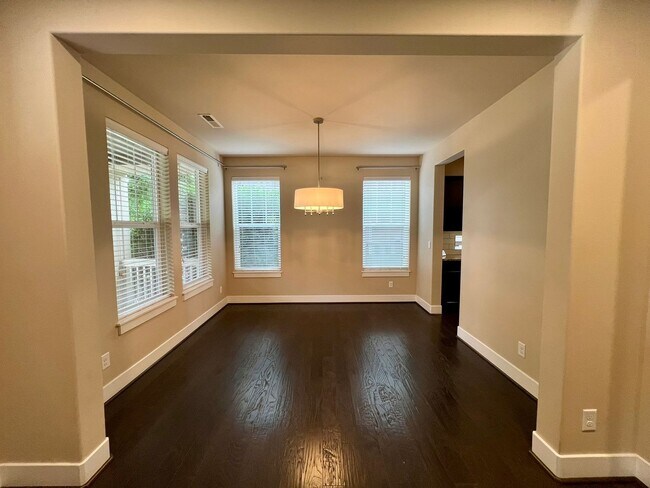 Building Photo - Large 5 Bedroom Home in Tumwater