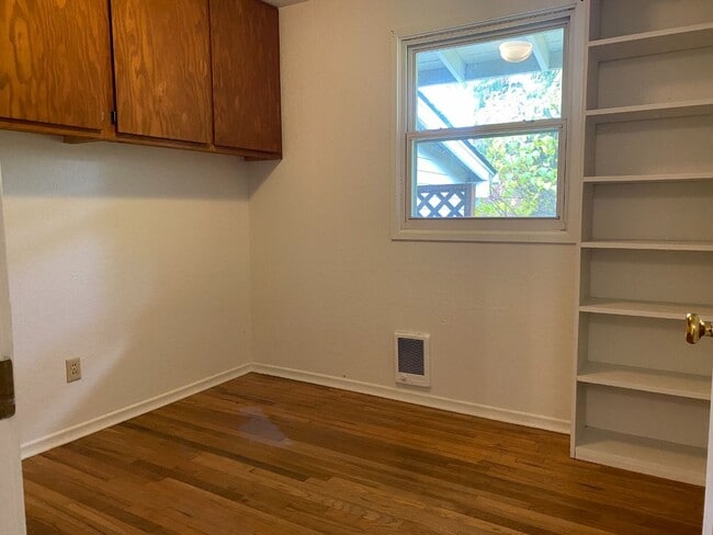 Building Photo - Adorable White Salmon Home!
