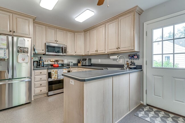 Building Photo - Spacious 4-bedroom home in West Springfield!