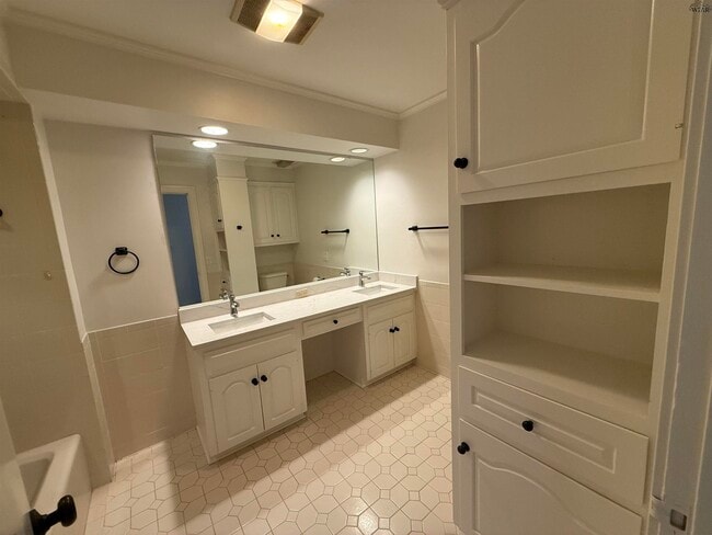 Building Photo - 2208 Avondale St