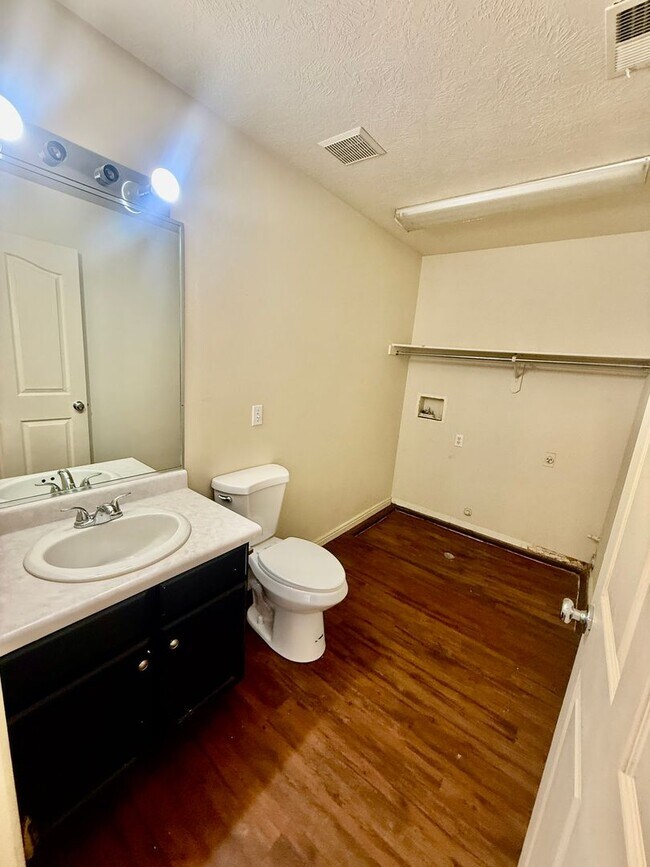 Building Photo - Cute 3-BR Townhome Near Costco