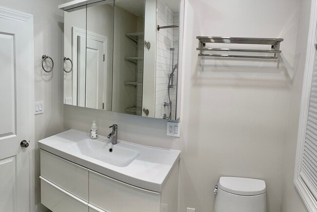 Building Photo - 258 W Broadway