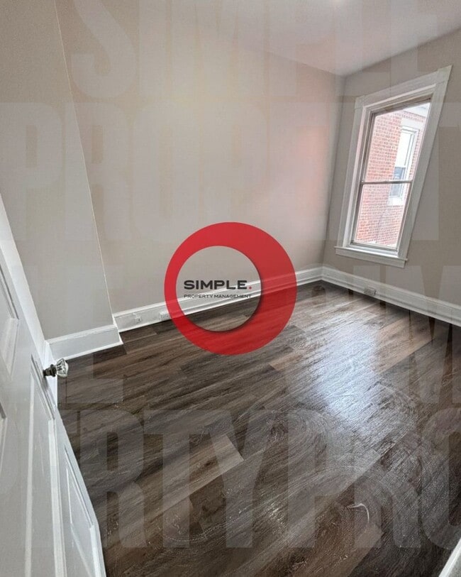 Building Photo - Huge 4-bedroom 1 bath in Historic District