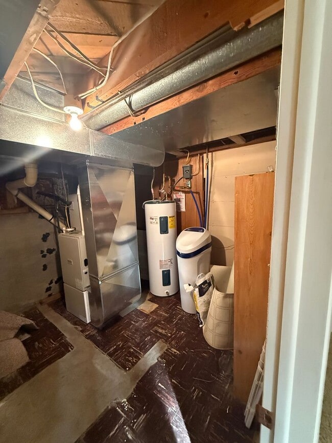 Building Photo - Large  two bedroom, two bathroom, pet friendly home!