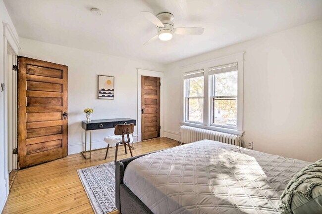 Building Photo - 1 Bedroom + Den (Lower) & 2 Bedroom (Upper)  - St. Paul Duplex - Both Units Avaialble