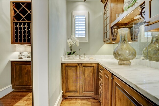 Building Photo - 5015 Jason St