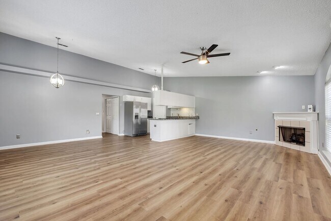 Building Photo - NE Tallahassee Townhome with Community Pool