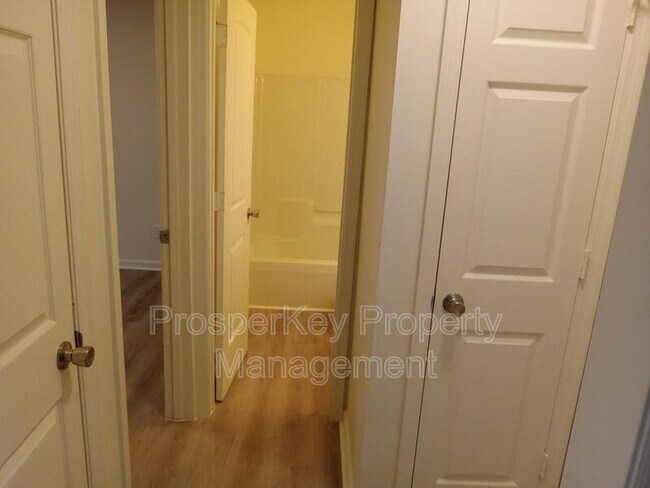 Building Photo - 10 Hidden Valley Ct