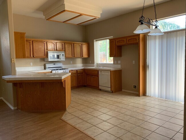 Building Photo - Beautiful Home Call 834-4202