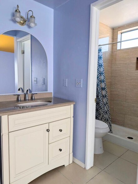 Building Photo - 914 W Alton Ave