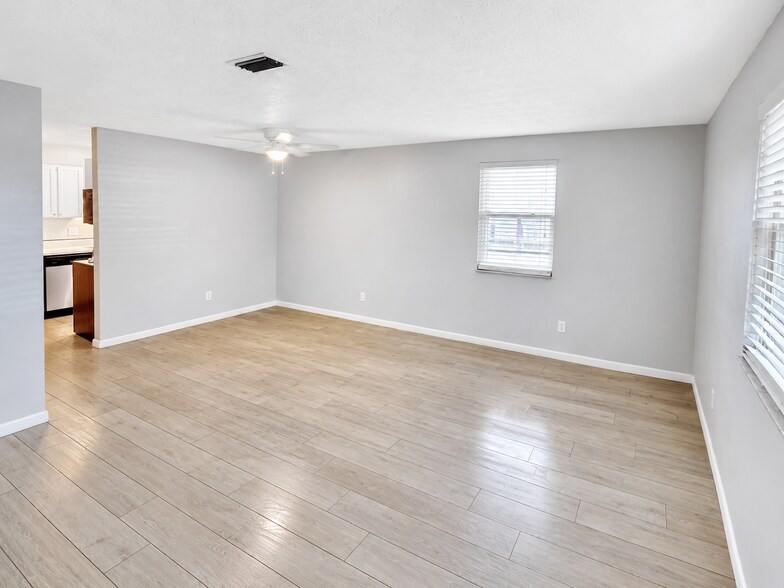 Entryway/Living Room - 2018 Merrill Ave