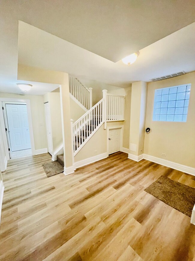 Building Photo - 2050 W Summerdale Ave