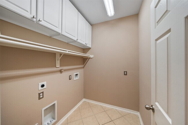 Building Photo - 8406 Oak Villa Ct