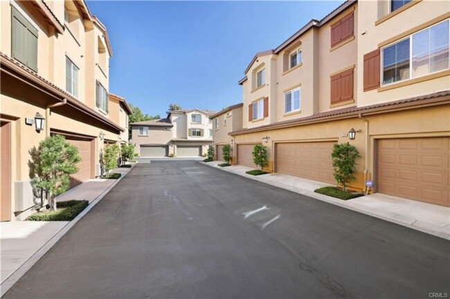 Building Photo - Beautifully Upgraded 3 Bedroom Townhome in...