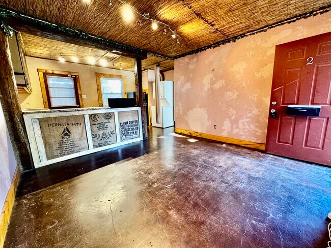 Building Photo - 557 N Limestone