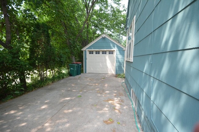 Building Photo - Beautiful 4 Bedroom With Modern and Unique...