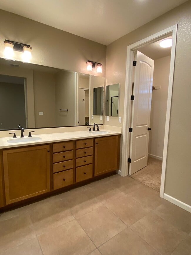 Building Photo - Livermore 3BD/2.5BA Townhouse in Great Neighborhood!