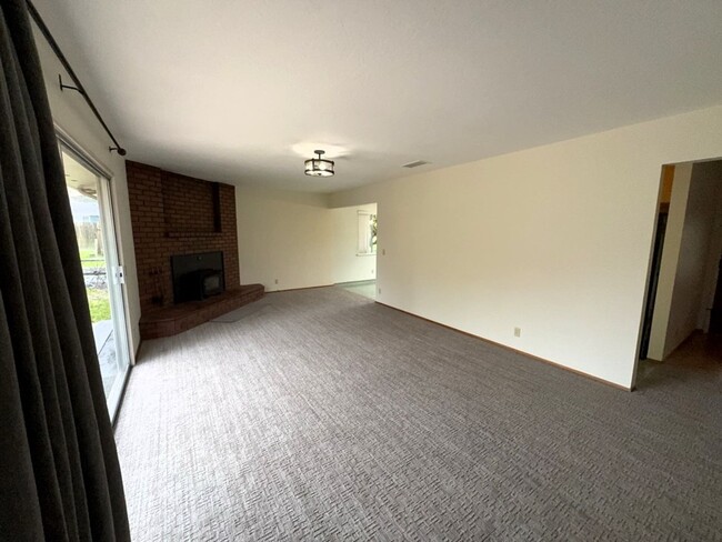 Building Photo - Large 3/2 Cutten Home With Bonus Room & 2 ...