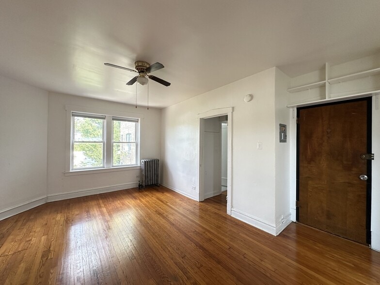 Building Photo - 2432 N Linden Pl