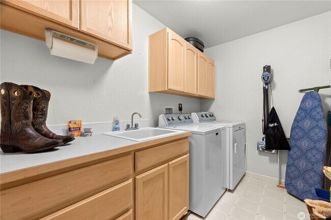Building Photo - Quiet Updated Townhome in Prime Location!