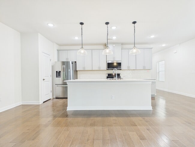 Building Photo - 3941 Woodland View Dr