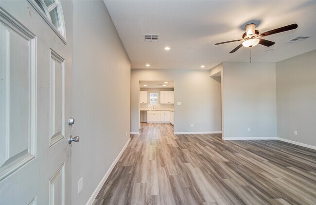 Building Photo - 9414 Lanewood Dr