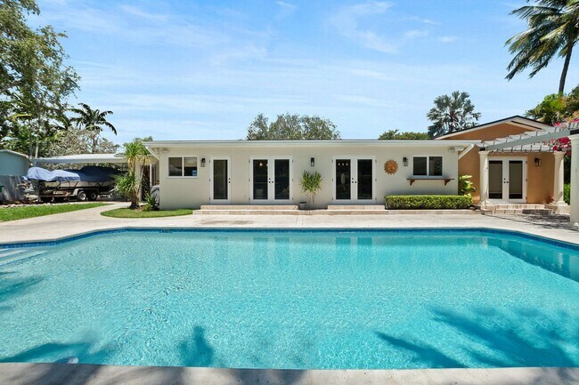 Building Photo - Stunning 4BR/3BA Pool Home with Outdoor Oa...