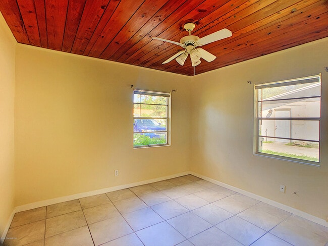 Building Photo - 319 Lucerne Dr