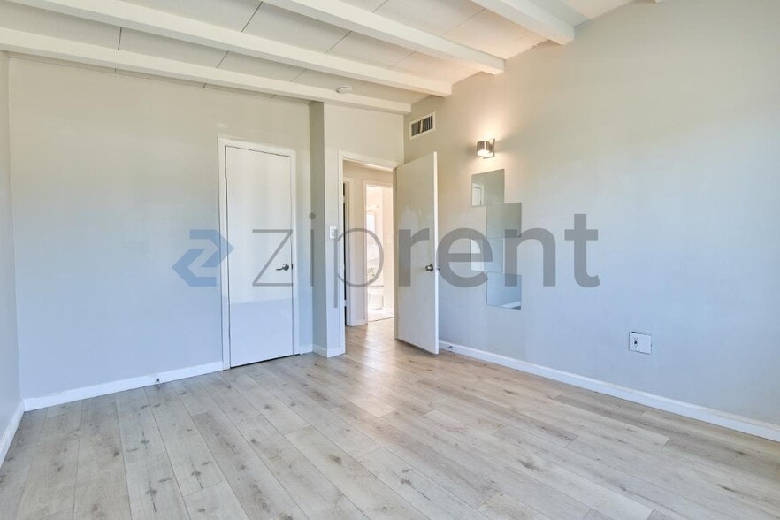 Building Photo - 915 N Holly St