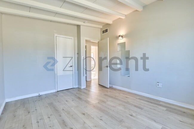 Building Photo - 915 N Holly St