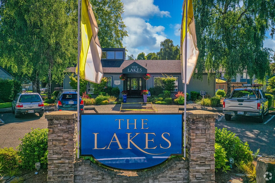 Building Photo - The Lakes