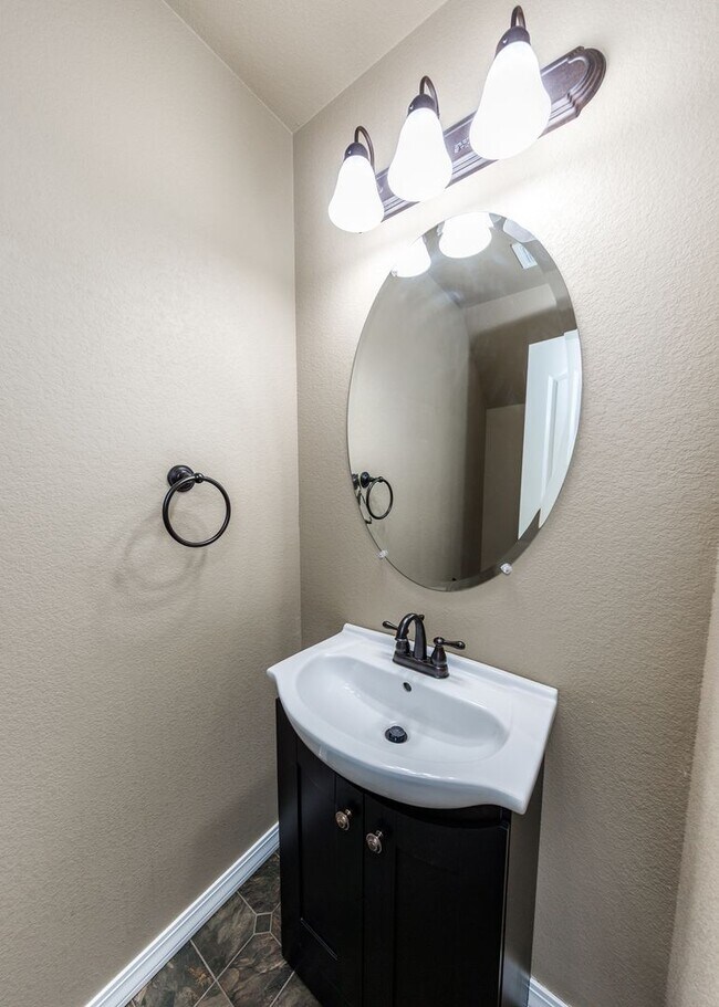 Building Photo - Westside 3 Bed Townhouse in Gold Hill Mesa