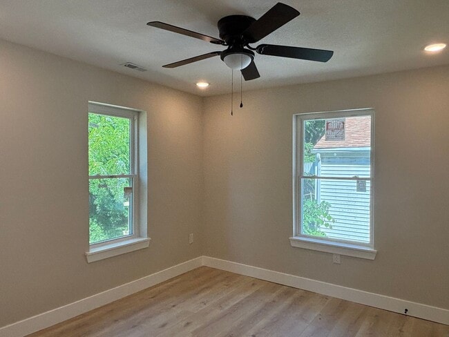 Building Photo - Beautifully Remodeled 2 Bed 1 Bath House