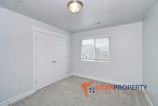 Building Photo - 1734 W Newcastle Ln