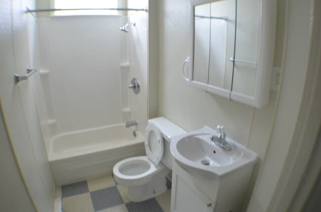 Building Photo - 2 BEDROOM APARTMENT ON THE AVENUES
