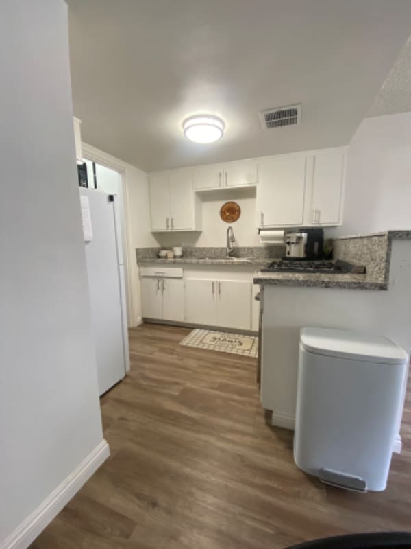 Building Photo - 820 S Walnut Ave