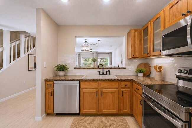 Building Photo - 641 Maple Oak Cir